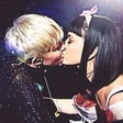 Takole sta se poljubili Miley Cyrus in Katy Perry