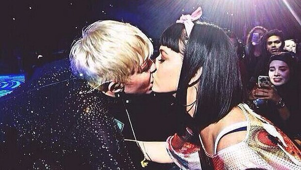 Ko je poljub res samo poljub. (foto: Miley Cyrus @ TwitPic)
