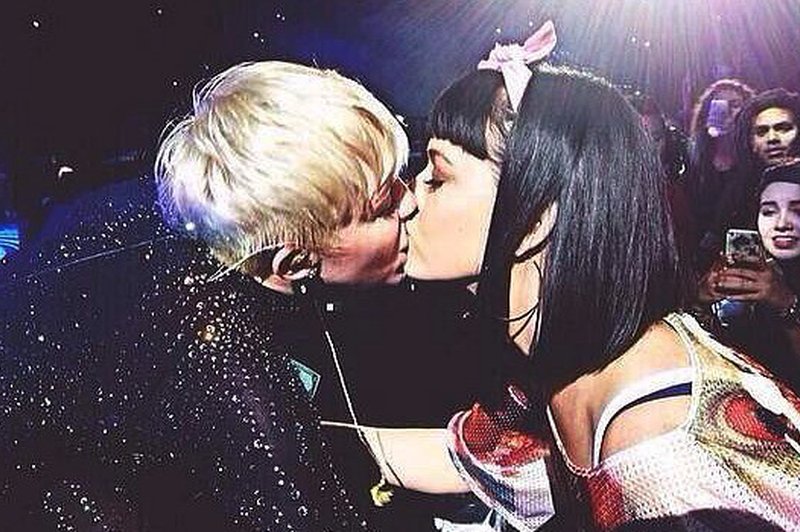 Ko je poljub res samo poljub. (foto: Miley Cyrus @ TwitPic)