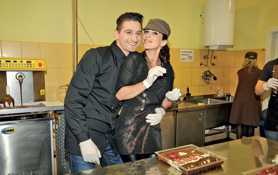 Iris Mulej in njen 
fant Daniel 
Utješanović sta si 
vsak podarila svojo 
čokolado z napisom 
'love'.  (foto: Sašo Radej)