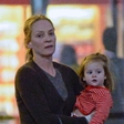 Igralka Uma Thurman s hčerko ujeta na letališču