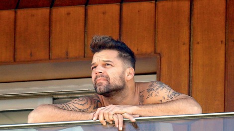 Ricky Martin ujet v spodnjih hlačah