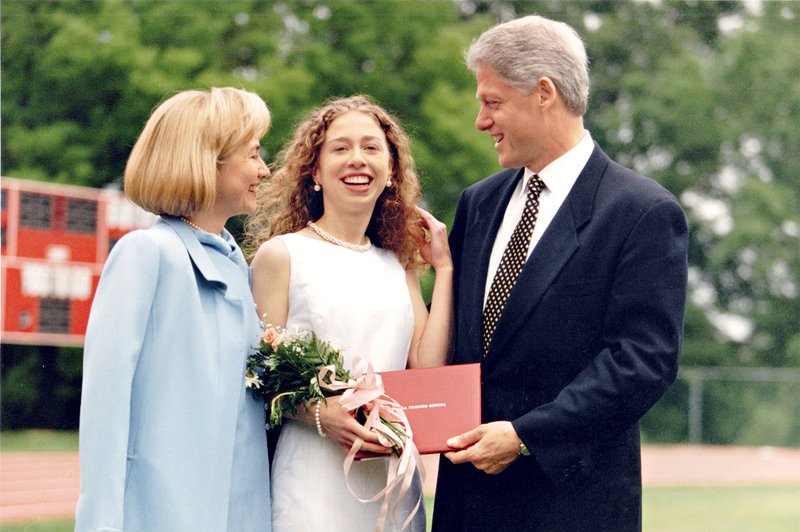 Bill Clinton je že leta 2011 v Davosu izjavil, da si želi srečno in veselo ženo, kar pa Hilary ne bo, če ne bo postala babica. (foto: Profimedia)