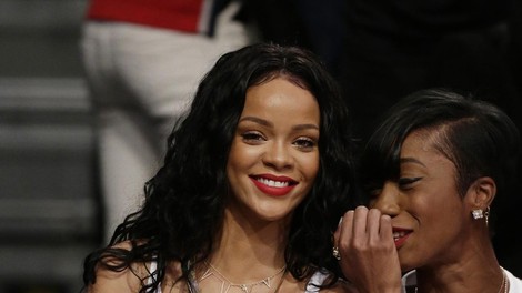 Rihanna brez sramu pokazala uhan v bradavički