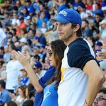 Mila Kunis in Ashton Kutcher na bejzbol tekmi (foto: Profimedia)