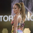 Jennifer Lopez nastopila v kopalkah (in strganih žabah)