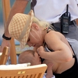 Gwen Stefani z dojenčkom ujeta na Sardiniji