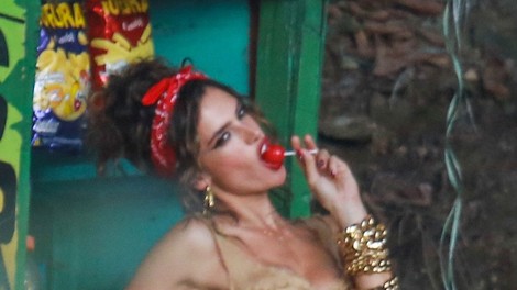 Alessandra Ambrosio: Vroča lepotička z novimi kopalkami