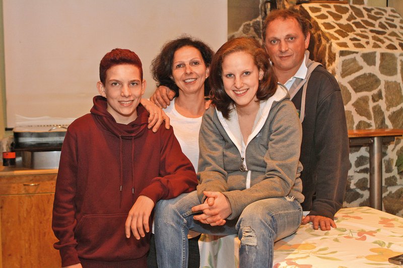 Oče Marjan, mama Silva, 
brat Martin in sestra Anja 
s fantom so Špelini najbolj 
goreči navijači. (foto: Goran Antley)