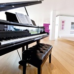 Velik koncertni klavir je bolj za okras in daje prostoru nekoliko bolj sofisticiran videz. (foto: Profimedia)