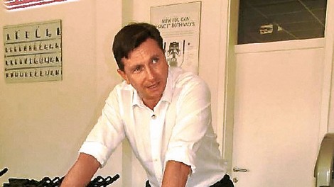 Borut Pahor - predsednik, ki vozi katrco, se pogovarja z zlato ribico in je znan po svojih selfijih!