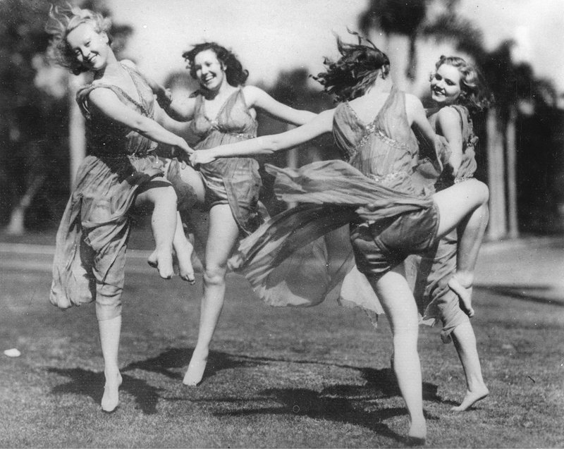 Leto 1930 in tole so plesalke, ki vadijo v Griffith Parku. Los Angeles, ZDA. (foto: profimedia)