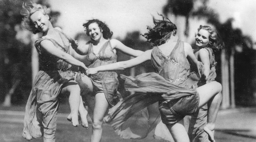 Leto 1930 in tole so plesalke, ki vadijo v Griffith Parku. Los Angeles, ZDA. (foto: profimedia)