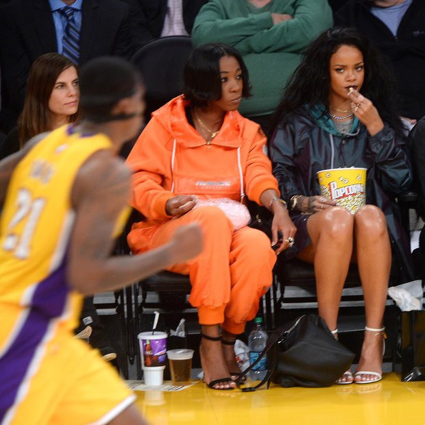 Simpatične grimase Rihanne na tekmi Lakersov!