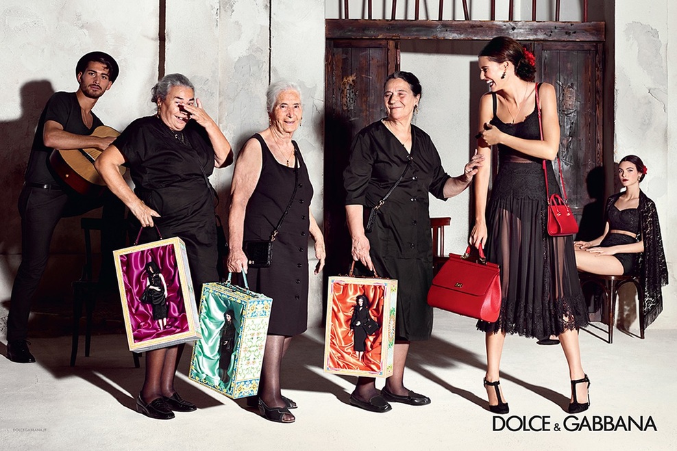 Španski bikoborec Jose Maria Manzanares se je takole pridružil modelom Bianci Balti, Vittoriji Ceretti, Irini Sharipovi in Blanci Padilli.