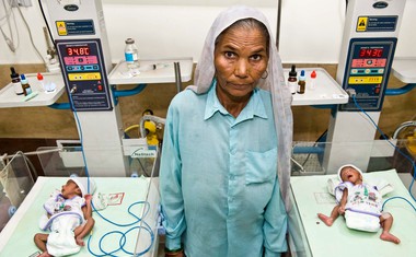 Najstarejša mama na svetu je Indijka Omkari Singh