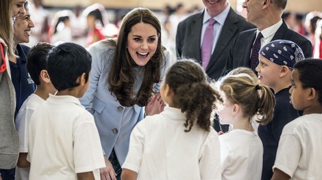 Kate Middleton ne more več skrivati trebuščka