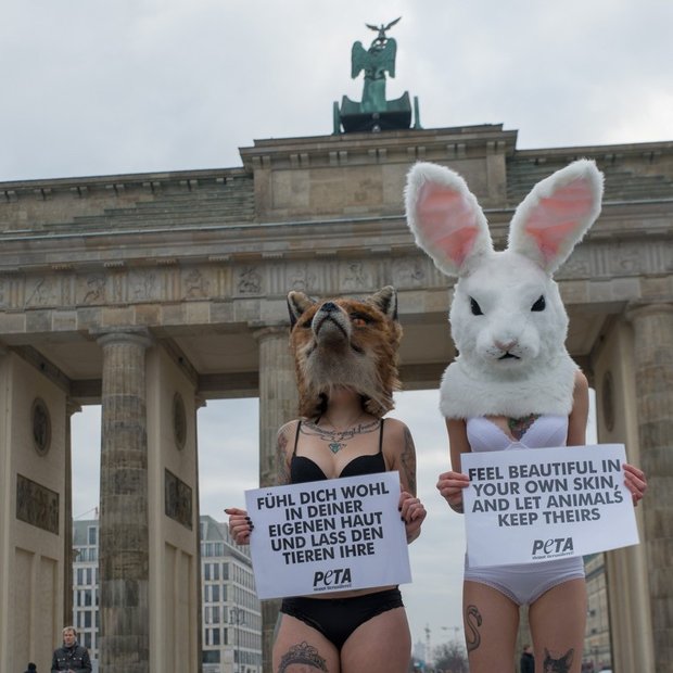 Aktivistke PETE protestirajo na berlinskem tednu mode