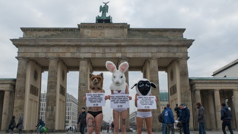 Aktivistke PETE protestirajo na berlinskem tednu mode