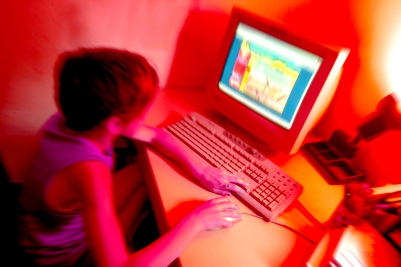 Mladi so na spletu izpostavljeni sovražnosti in nadlegovanju! (foto: profimedia)