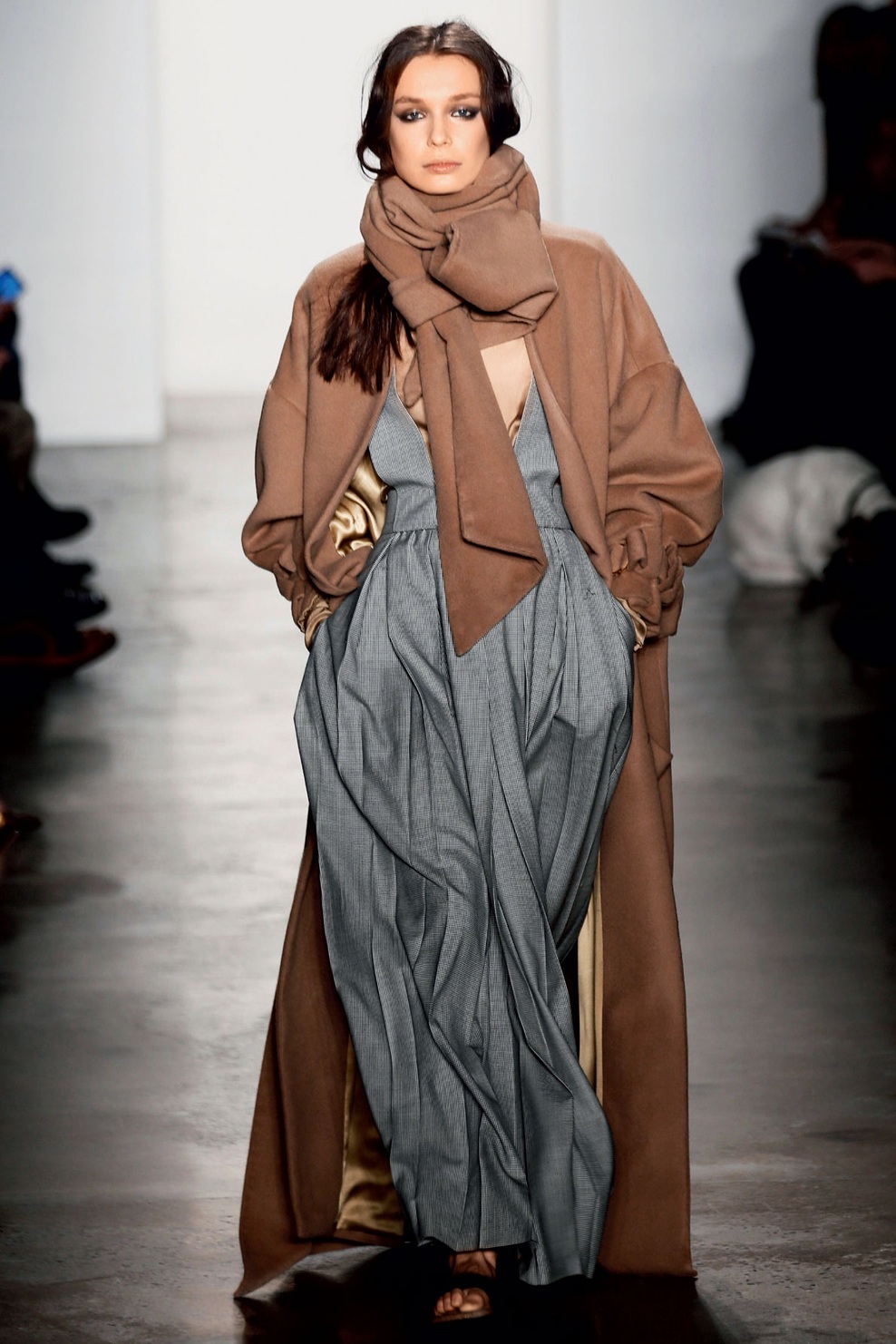 Lahkotni padec in modni volumen