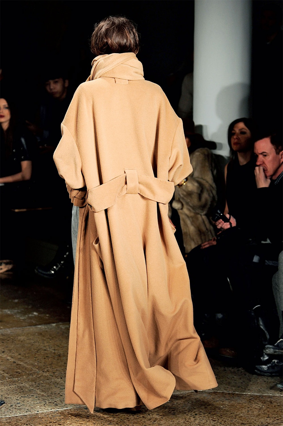 Lahkotni padec in modni volumen