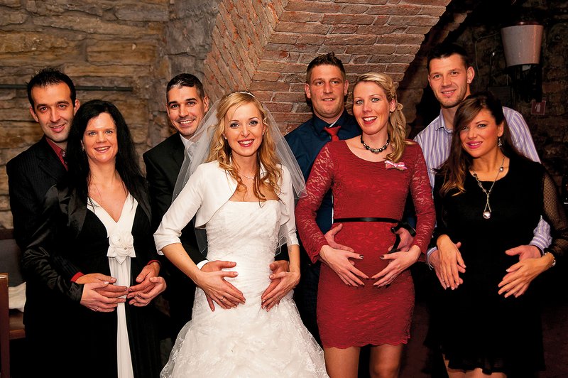 Na tej fotografiji, 
nastali na poroki 
vinske kraljice Andreje 
Erzetič, so sami 
noseči pari. 
 (foto: Nova Press)