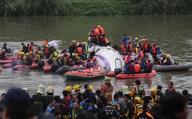 Neverjetne fotografije nesreče potniškega letala družbe TransAsia