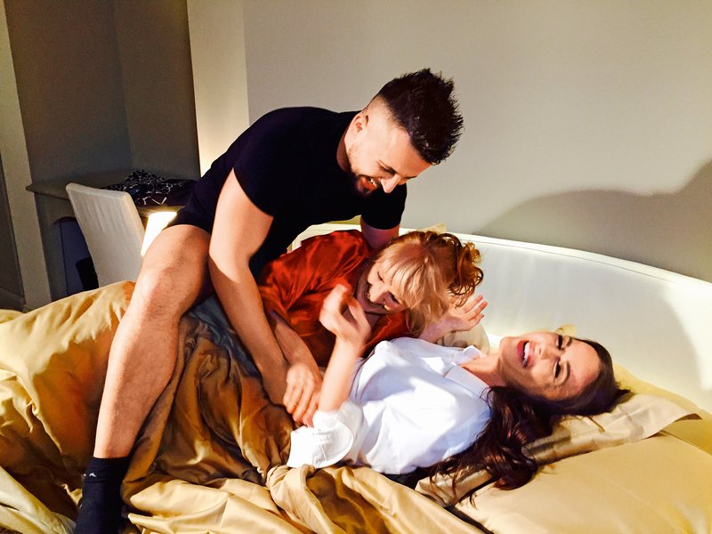Ena izmed scen se dogaja tudi v postelji, kjer se Rebeka znajde skupaj z izposojenim možem in taščo Zvezdano Mlakar. (foto: Lea)