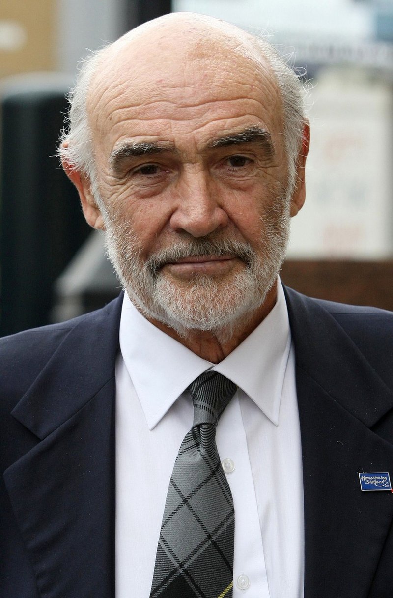Sean Connery - prvi James Bond - je svojo plešo dolgo skrival z lasuljo. Dokler ni osivel in ostarel. A je tudi lasulje ostal seks simbol. (foto: profimedia)