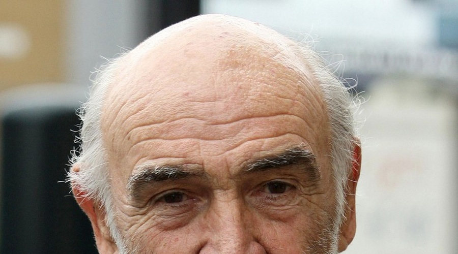Sean Connery - prvi James Bond - je svojo plešo dolgo skrival z lasuljo. Dokler ni osivel in ostarel. A je tudi lasulje ostal seks simbol. (foto: profimedia)