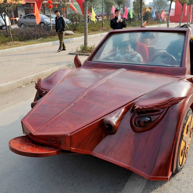 Izjemno! Doma izdelan lesen avto, ki ga poganja elektrika!