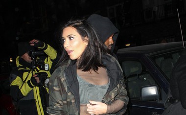 Kim Kardashian ujeli tako opito, da so ji morali pomagati v avto