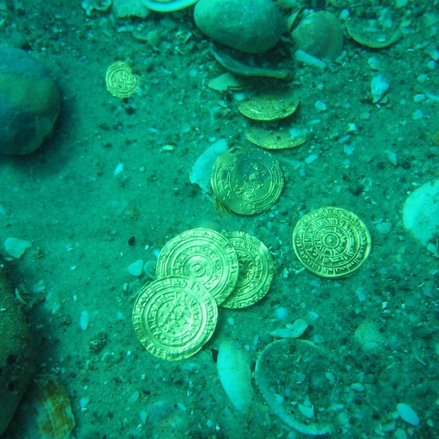 Potapljači pod morjem izraelskega parka Caesarea našli na stotine zlatih cekinov!