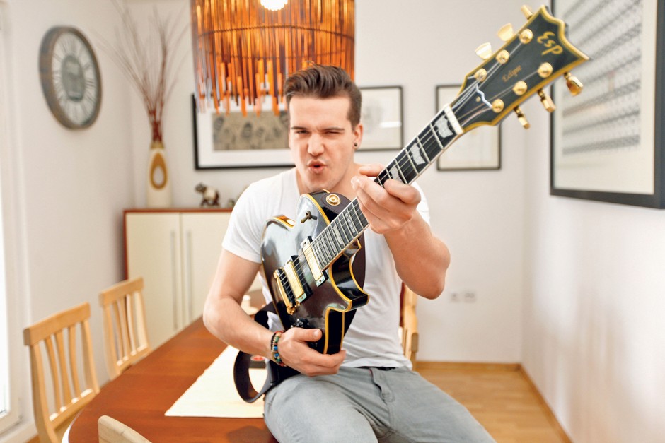 Da je njegovo 
stanovanje pravo 
stanovanje 
glasbenika, je v 
kotu dnevne sobe 
vedno postavljena 
kitara.  (foto: Goran Antley)
