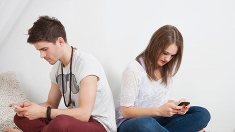 Odložite mobilni telefon! 3 načini, kako tehnologija uničuje vaše odnose!