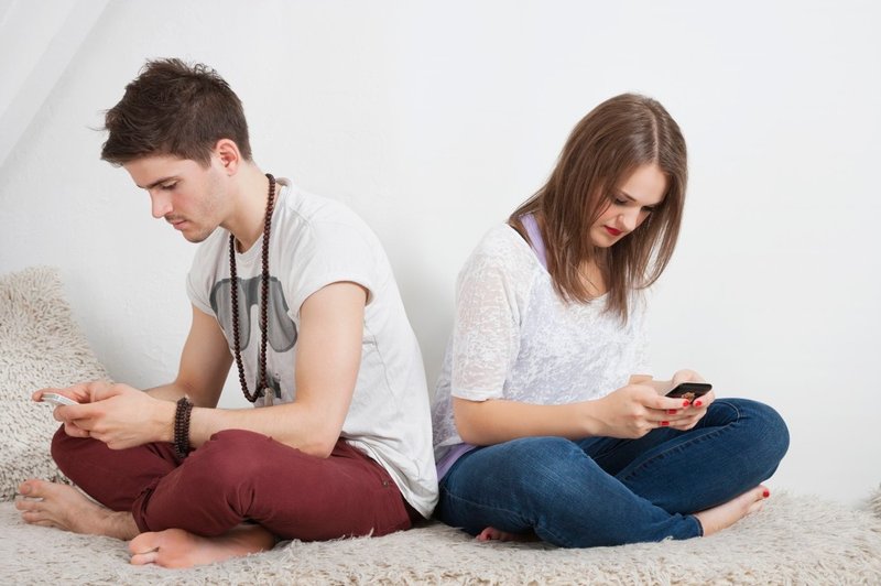 Odložite mobilni telefon! 3 načini, kako tehnologija uničuje vaše odnose! (foto: profimedia)