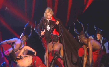 Twitteraše 'skrbi' za Madonnine kolke