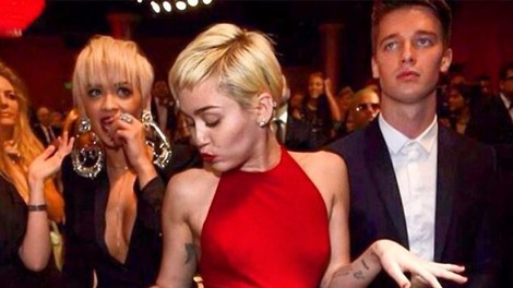 Se je Rita Ora ostrigla na kratko zaradi Miley?