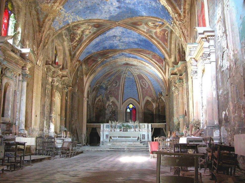 Na prodaj italijanska vas vključno z ogromnim gradom!