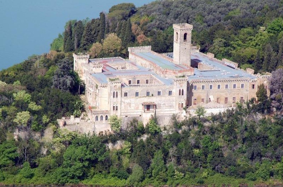 Na prodaj italijanska vas vključno z ogromnim gradom!