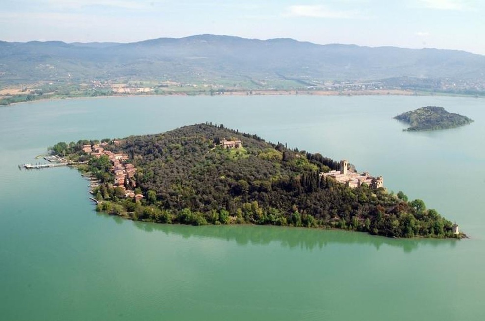 Na prodaj italijanska vas vključno z ogromnim gradom!