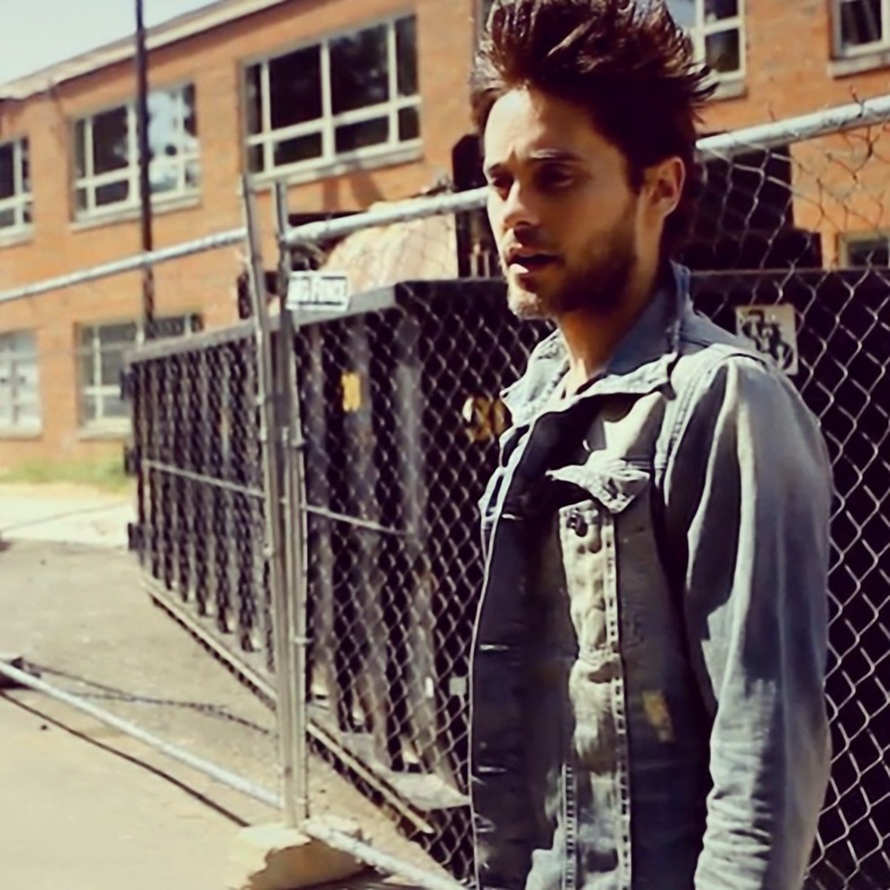 Jared Leto je z novo frizuro osupnil in navdušil!