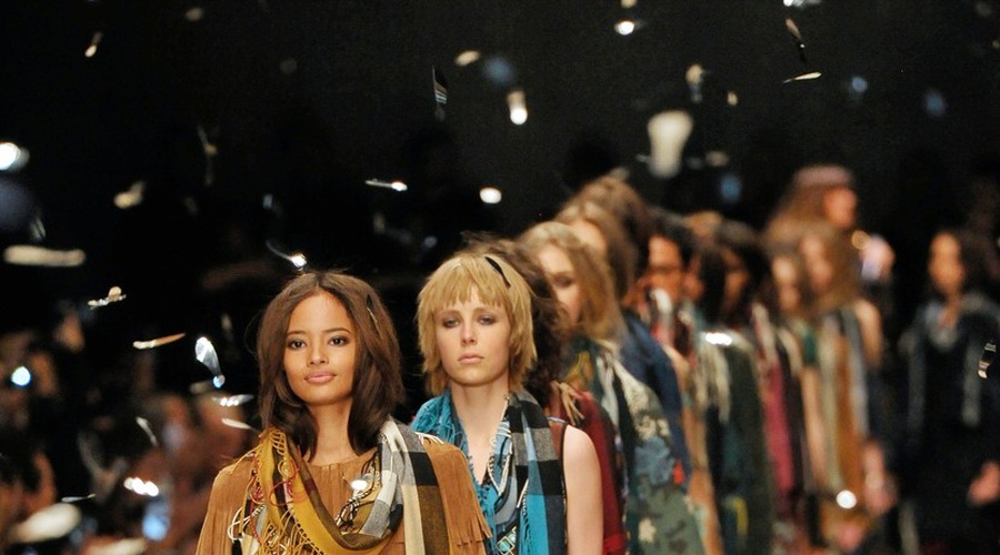 Burberry napoveduje dolgo indijansko poletje (foto: profimedia)