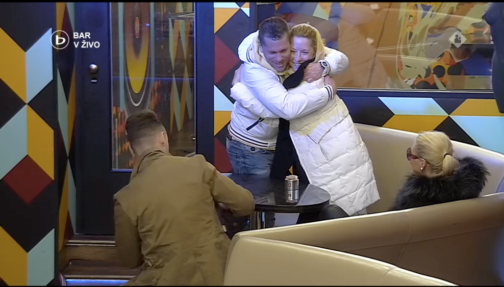 Črt se je tako objemal z obiskovalko