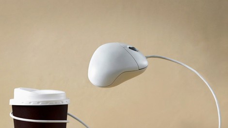 Zakaj nas kofein v skodelici kave zbudi?