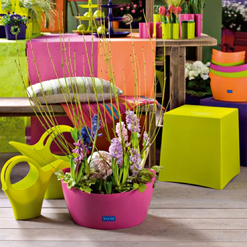 Veselo vzdušje na terasi se začne lahko že zdaj. Ustvarite si ga s pisanimi dodatki, tako bo vaš cvetlični kotiček popoln. Posoda Bottichelli L, Camilla XL zalivalka, www. veselahisa.si
