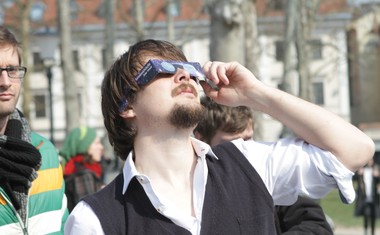 Petkov sončni mrk je na Kongresni trg privabil mnoge!