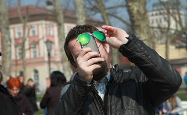 Petkov sončni mrk je na Kongresni trg privabil mnoge!