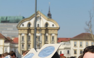 Petkov sončni mrk je na Kongresni trg privabil mnoge!